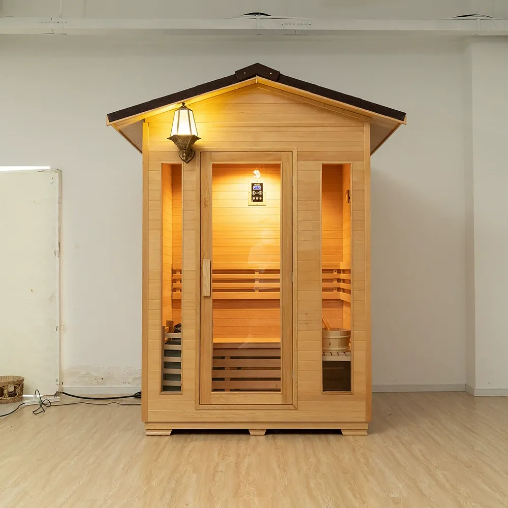 Sala de sauna exterior Ironwood con lámpara de pared y puerta de vidrio